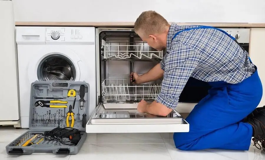 Darıca Smeg servisi teknisyen ekibi beyaz eşya tamiri yaparken